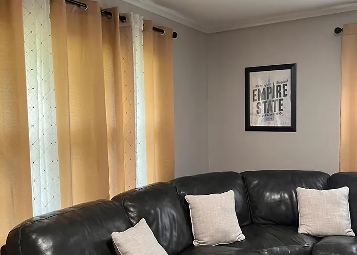Cozy Near Dt With Deck And Yard