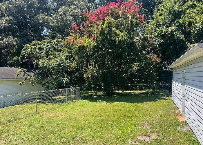 Cozy Near Dt With Deck And Yard