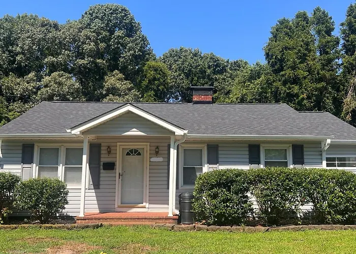 Cozy Near Dt With Deck And Yard Сasa de vacaciones Winston-Salem