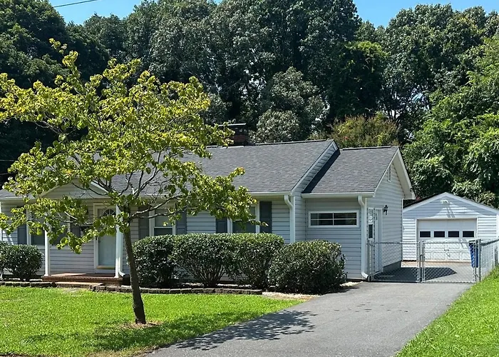 Cozy Near Dt With Deck And Yard